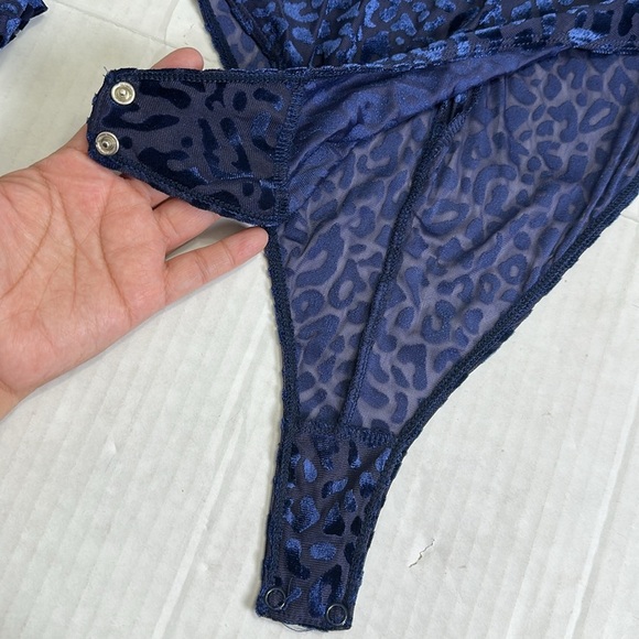 Bardot Adoni Blue Leopard Women’s Bodysuit Size 8 Mock Neck Velvet Long Sleeve - Picture 10 of 11